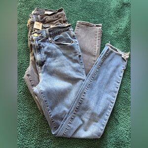 2 pairs of Frame Denim Women's Classic Blue and Charcoal Skinny Jeans